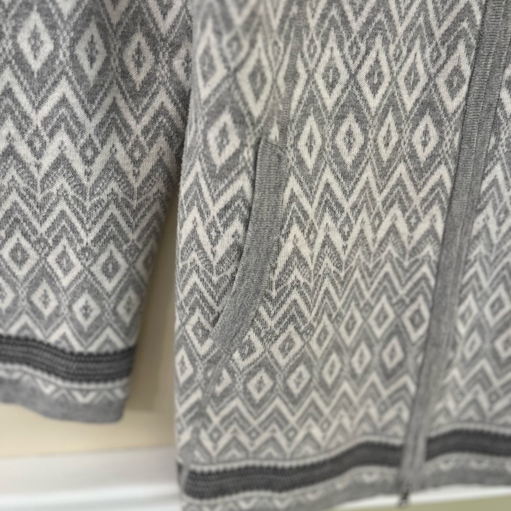 MAX STUDIO Gray & White Geometric  Pattern Full Zip Long Sweater Jacket NWOT - Picture 4 of 10